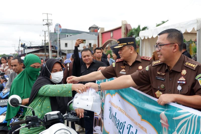 Peduli Sesama, Kejati Kaltim Gelar Bazar Murah dan Berbagi Takjil Ramadan 2025