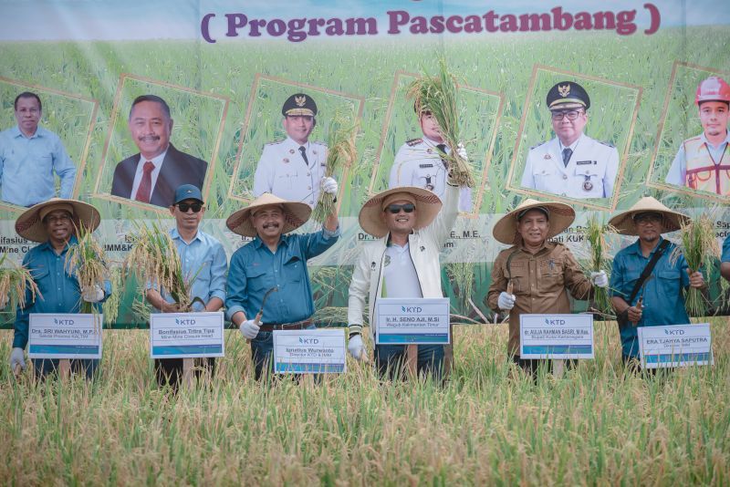Panen Raya Padi di Lahan Pascatambang, Wagub Kaltim Apresiasi Kontribusi PT Kitadin Site Embalut